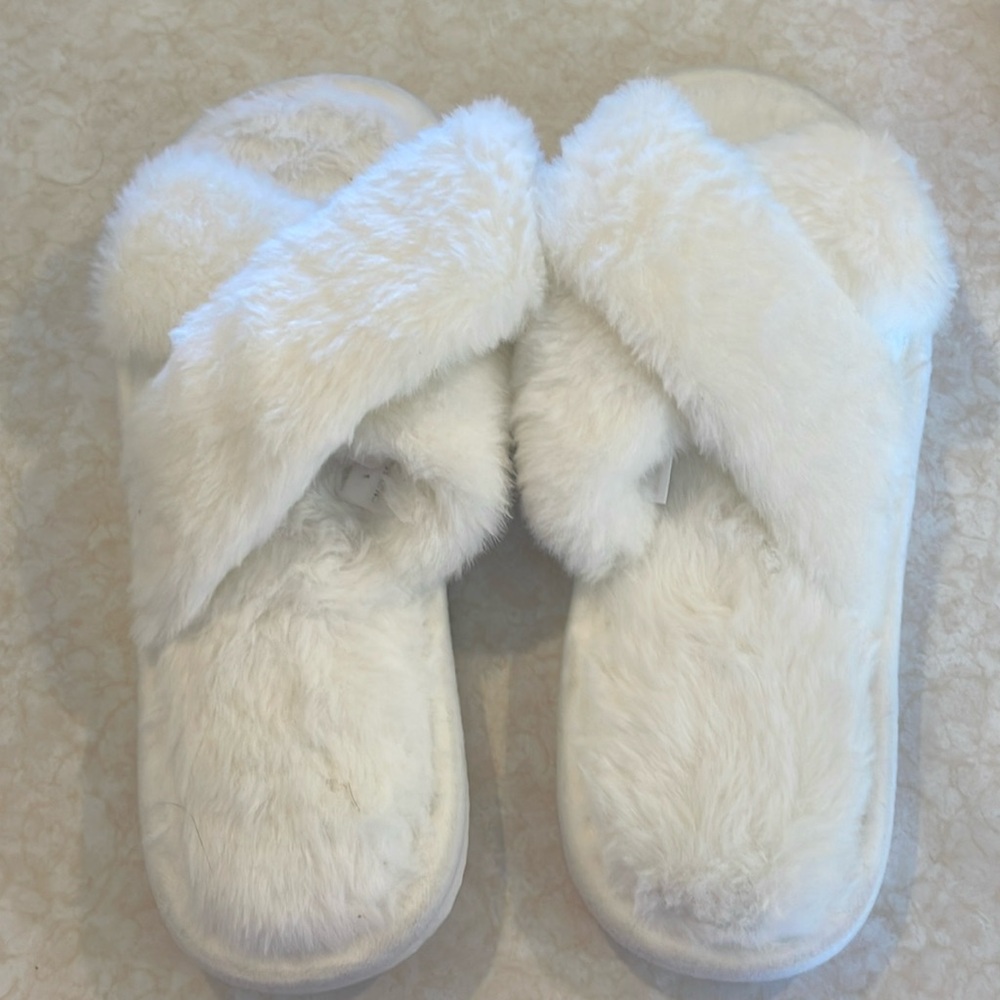 - Slippers, white, FuzzySz 40-41 or 8.5/9, …